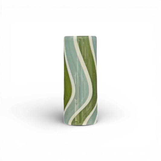 Glas Tip 12 mm Twisted Grün mit 7 Loch Design auf dunklem Hintergrund