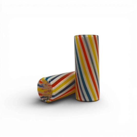 Glas Tip 12 mm bunt gestreift mit 7 Loch Design auf dunklem Hintergrund